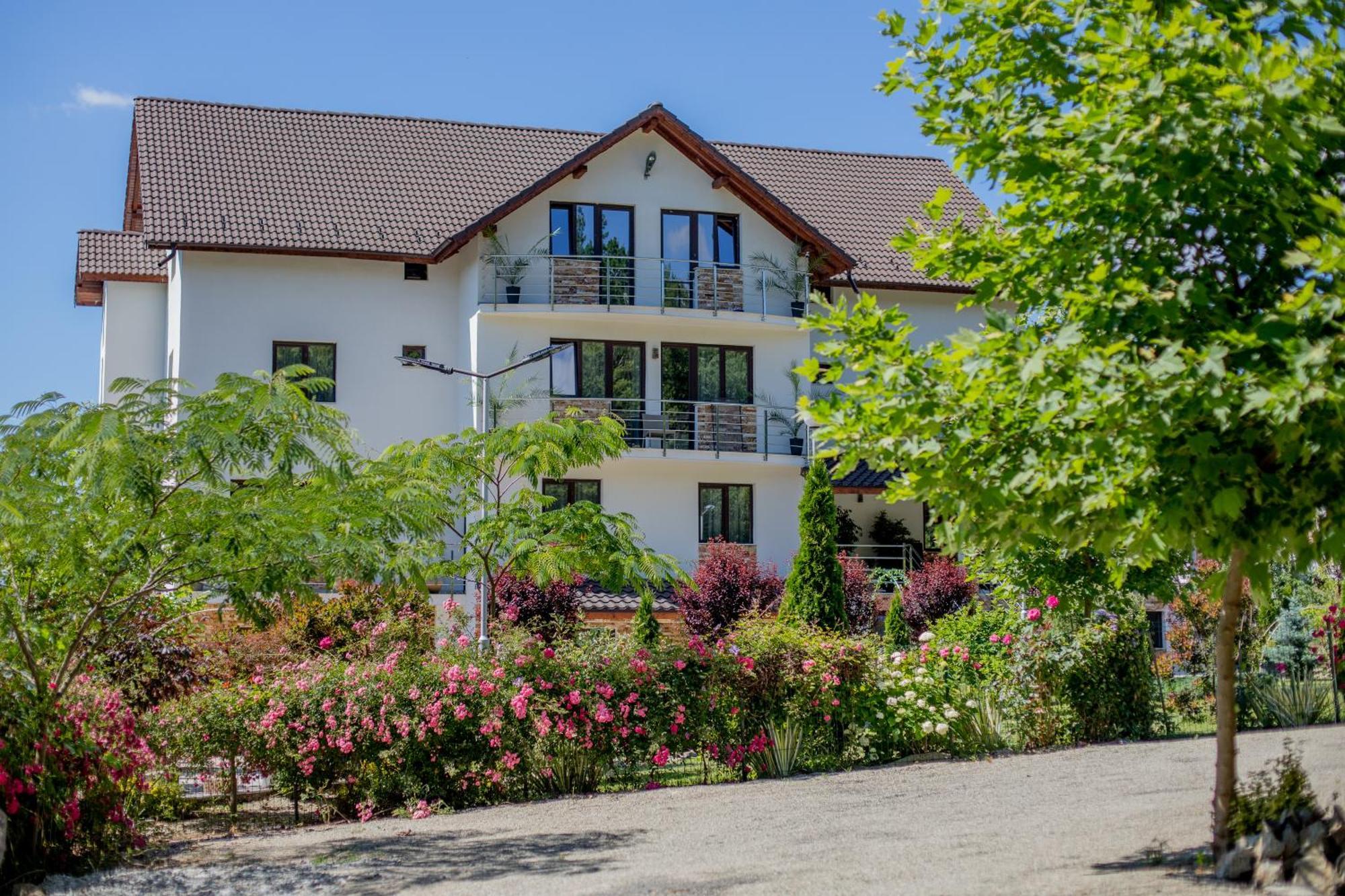 Rem Garden Otel Novaci-Străini Dış mekan fotoğraf