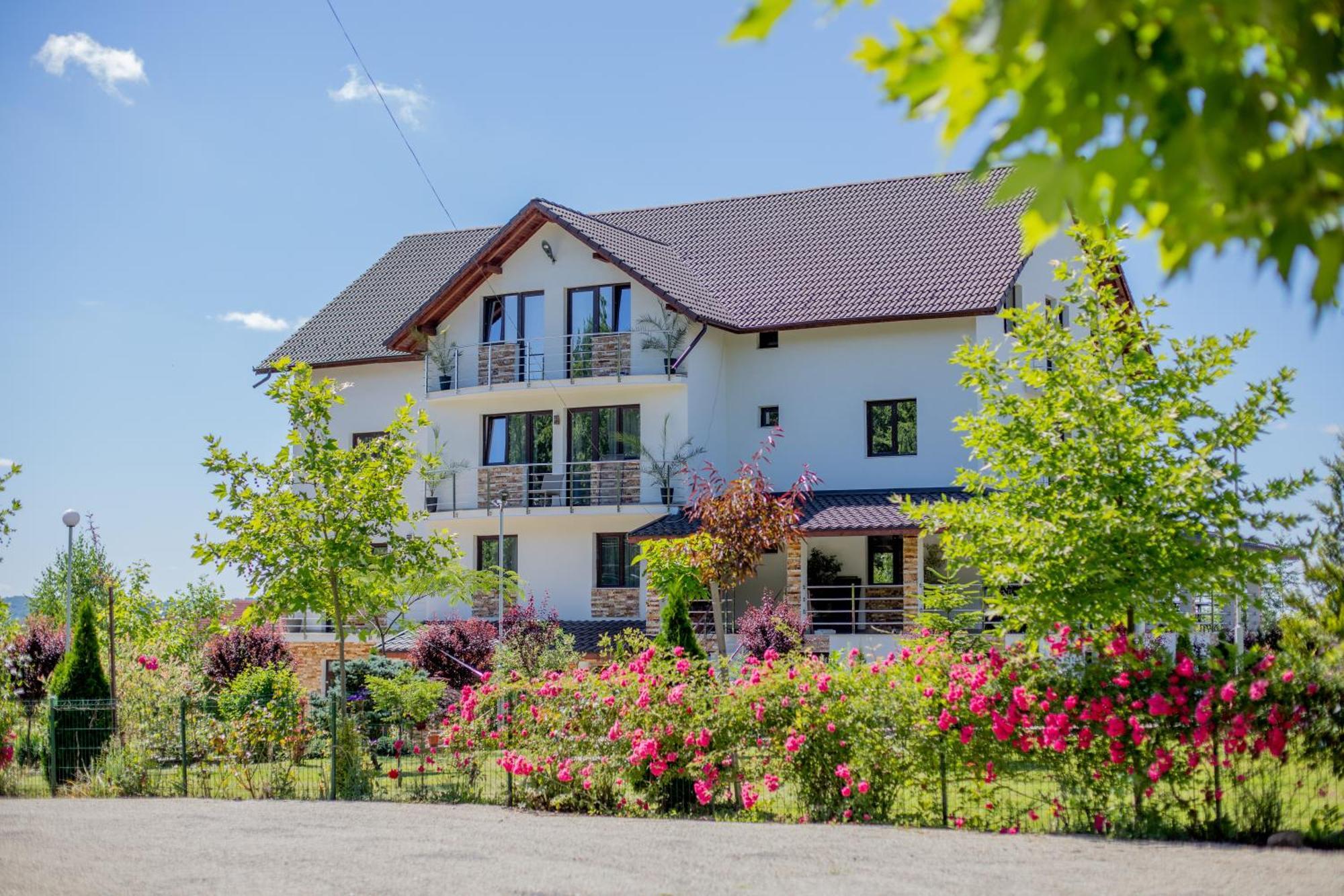 Rem Garden Otel Novaci-Străini Dış mekan fotoğraf